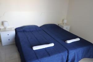 Łóżko lub łóżka w pokoju w obiekcie Larnaca Center Apartments