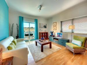 阿爾布費拉的住宿－Marina Sea Residence，客厅配有沙发和桌子