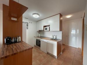 مطبخ أو مطبخ صغير في Cozy 2 Bedroom Apartment Playa Paraiso