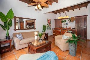a living room with a couch and a table at Gecko Getaway condo in Roatán