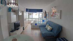 コラレホにあるBlue Sky Studioのリビングルーム(青いソファ、テレビ付)
