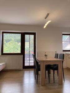 una sala da pranzo con tavolo e sedie in legno di Apartment Vrtacnik a Štefanja Gora