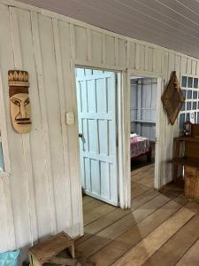 a room with a door with a mask on the wall at Flor de la selva in Puerto Nariño