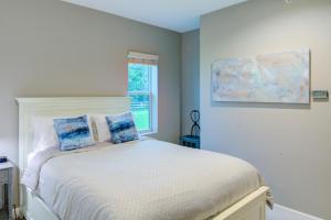 um quarto com uma cama com almofadas azuis e uma janela em HS#2- Modern Studio next to Premier Sports Complex em Bradenton