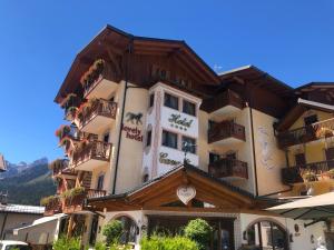 Nespecifikovaný výhled na hory nebo výhled na hory při pohledu z hotelu
