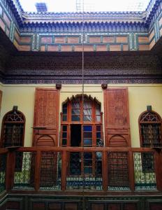 um edifício antigo com portas e janelas de madeira em Riad Rchacha em Fez