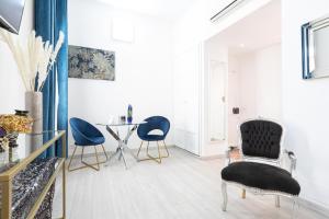 A television and/or entertainment centre at Trastevere Blue King Studio Suite - Top Collection