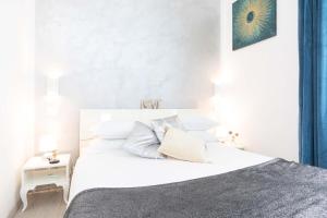 A bed or beds in a room at Trastevere Blue King Studio Suite - Top Collection