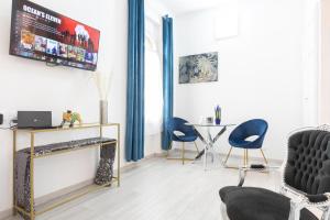 A television and/or entertainment centre at Trastevere Blue King Studio Suite - Top Collection