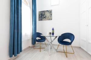 A seating area at Trastevere Blue King Studio Suite - Top Collection