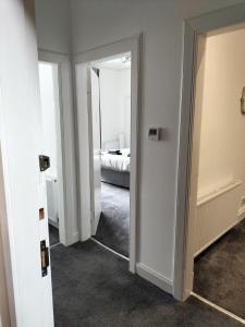 un pasillo con una puerta que conduce a un dormitorio en Maze Great Escape en Ayr