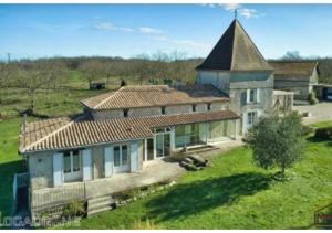una vista aérea de una casa con techo en Clos du Palens Agen - Que des amis, que du bonheur, en Laugnac