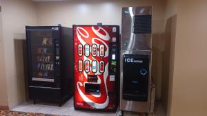 una máquina expendedora de coca junto a una máquina de refrescos en Red Roof Inn & Suites Midland, en Midland