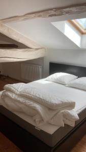 1 dormitorio con 2 literas con sábanas blancas en Clos du Palens Agen - Que des amis, que du bonheur, en Laugnac
