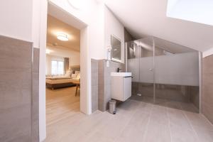 W pokoju znajduje się łazienka z prysznicem i toaletą. w obiekcie 247 Selfcheckin Pferdemarkt w mieście Leer