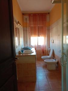 uma casa de banho com 2 lavatórios e 2 WC em Casa Antonia em Tempio Pausania