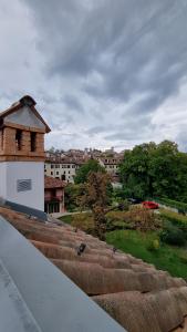 vistas a la ciudad desde el techo de un edificio en Casa delle Orchidee, en Feltre