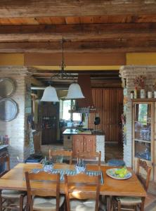 cocina y comedor con mesa de madera y sillas en La Toscana, en Murcia