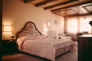 a bedroom with a large bed in a room at Hotel Alla Posta in Alleghe