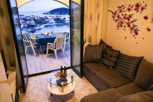 אזור ישיבה ב-Booking Franov Residence on island Ugljan with the pool, BBQ and beautiful sea-view!