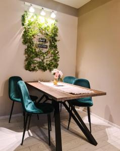 una sala da pranzo con tavolo e sedie verdi di Deja Vu Boutique a Predeal