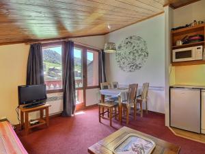 a kitchen and dining room with a table and a window at Appartement Plagne Soleil, 2 pièces, 5 personnes - FR-1-455-7 in Plagne Villages