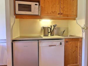 Η κουζίνα ή μικρή κουζίνα στο Appartement au pied des pistes avec balcon et cuisine équipée - FR-1-455-7 +7 φωτογραφίες