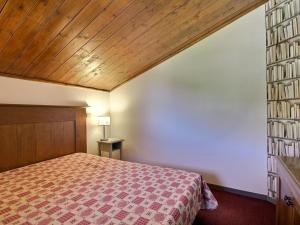 a bedroom with a bed and a wooden ceiling at Appartement Plagne Soleil, 2 pièces, 5 personnes - FR-1-455-7 in Plagne Villages