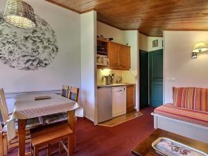 Η κουζίνα ή μικρή κουζίνα στο Appartement au pied des pistes avec balcon et cuisine équipée - FR-1-455-7