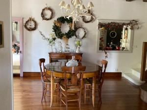 comedor con mesa, sillas y lámpara de araña en Villa spacieuse très élégante idéale à la détente en Lamargelle