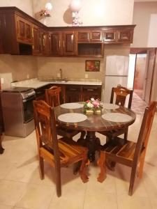 a kitchen with a table and chairs and a kitchen with a stove at Casa Maribel Lugar para descansar en ixtapa in Ixtapa