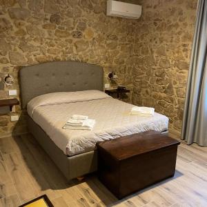 a small bedroom with a bed and a table at Agriturismo Borgo Furma in Enna