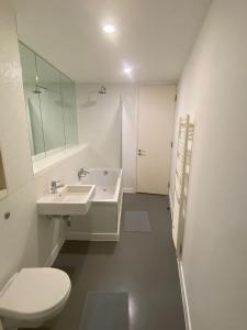 Baño blanco con aseo y lavamanos en Rotunda - New Street, City Centre, Birmingham, en Birmingham