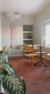 ein Wohnzimmer mit Stühlen, Tischen und einem Sofa in der Unterkunft Masseria Spinale Wine Resort in Melfi