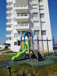 um parque infantil em frente a um edifício de apartamentos em Departamento en La Serena em La Serena