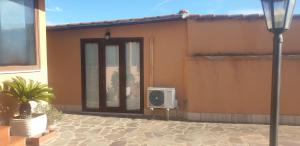 eine Tür zu einem Haus mit einem Lautsprecher davor in der Unterkunft La CASETTA di Antonietta in Fiumicino