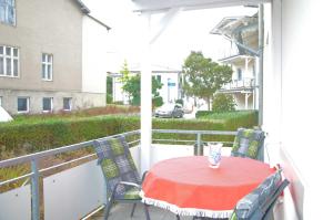 un balcone con tavolo e sedie sul portico di Ferienappartement im Haus Brandenburg a Göhren