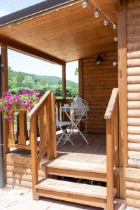 une terrasse en bois avec une table et une chaise dans l'établissement Le Farine Del Maestro, à Barete