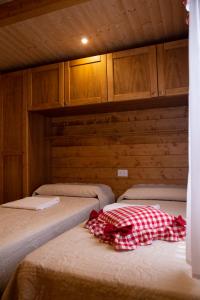 a room with three beds in a cabin at Le Farine Del Maestro in Barete