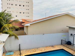 - Vistas al edificio y a la piscina en Hotel Solaris, en Três Lagoas