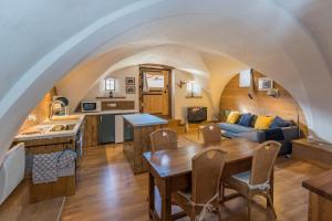 eine Küche und ein Wohnzimmer mit einer gewölbten Decke in der Unterkunft Maison Lennox in Mâcot La Plagne