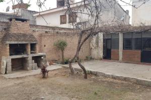 a brick building with a brick fireplace in a yard at Casa de cuatro dormitorios, ideal dos familias in San Fernando del Valle de Catamarca