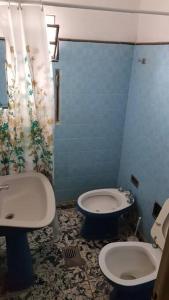 a bathroom with a toilet and a sink at Casa de cuatro dormitorios, ideal dos familias in San Fernando del Valle de Catamarca