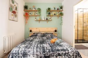 uma cama num quarto com prateleiras na parede em HOTEL DE VILLE BORDEAUX GRAND T2 STANDING em Bordéus