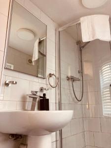 Ένα μπάνιο στο 'Bloomfield One' at stayBOOM +6 φωτογραφίες
