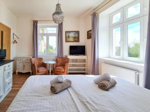 1 dormitorio con 1 cama con 2 toallas en Apartmán Praha Břevnov en Praga