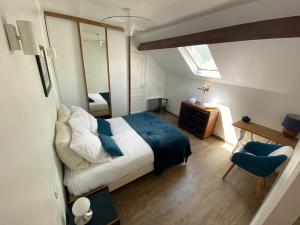 Schlafzimmer mit einem Bett, einem Schreibtisch und einem Stuhl in der Unterkunft Maison & jardin proche Disney, Paris, Val d'Europe in Meaux