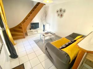 ein Wohnzimmer mit einem Sofa und einem TV in der Unterkunft Maison & jardin proche Disney, Paris, Val d'Europe in Meaux