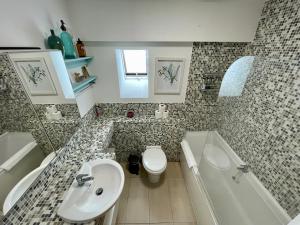 ein Badezimmer mit einem Waschbecken, einem WC und einer Badewanne in der Unterkunft Bright 1 bed flat near Cabot Circus in Bristol