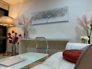 uma sala de estar com um sofá branco e uma mesa em 1 Bed- Dedicated Workspace, Coffee maker 4KTV em Londres
